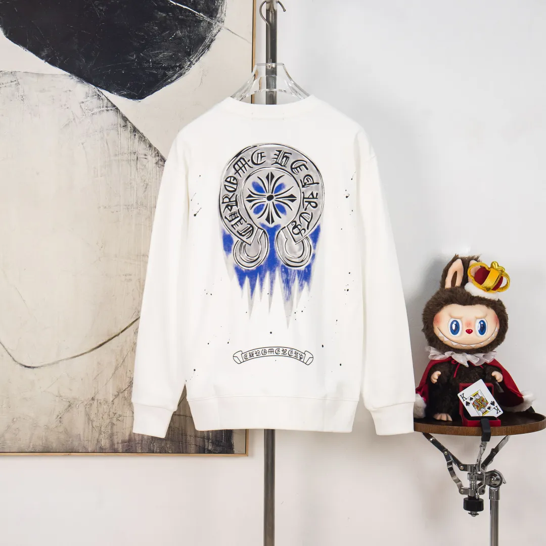 P280 zp version [exclusive supply] Chrome Hearts/Cro Heart 2025Fw new autumn and winter 420g pullover round neck long-sleeved sweatshirt CH horseshoe print Sanskrit graffiti letter logo embossing process same style for men and women brand classic pure cotton fabric official synchronization high version high quality fashion personality versatile trend pure original quality original fabric hangtag collar label washed wheat three labels complete Color: black white Size: XS S M L No.: YK10716